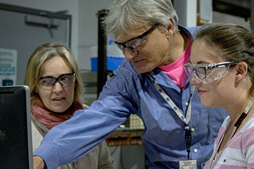 MagLab Scientist assisting visiting Scientist from England