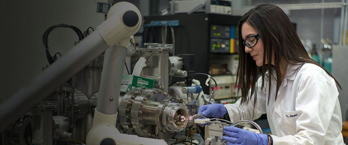 Scientist using the 9.4 Tesla FT-ICR MS 